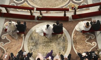 Masovno vjenčanje u Vatikanu (VIDEO)