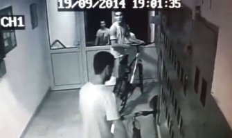 Pogledajte  krađu bicikla u Baru (VIDEO)