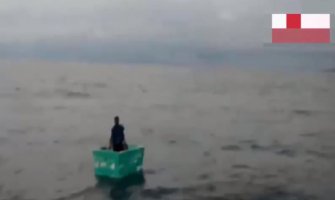 Preživio osam dana sam na moru u plastičnoj  kutiji (VIDEO)
