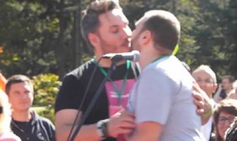 Parada ponosa završena poljupcem (VIDEO)