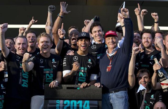 Hamilton donio  Mercedesu titulu