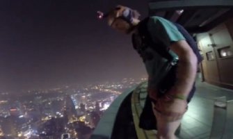  Skočili sa zgrade visine od 335 metara (VIDEO)