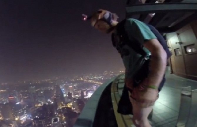  Skočili sa zgrade visine od 335 metara (VIDEO)