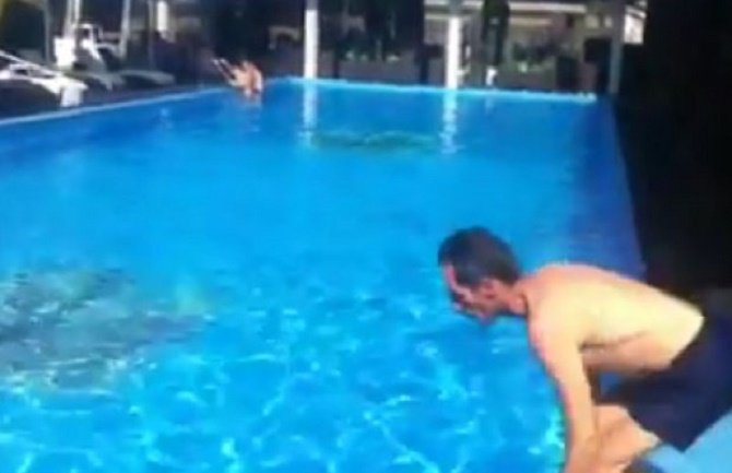 Ekrem Jevrić objasnio plivačima kako se skače u bazen