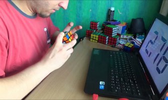 Zavezanih očiju za manje od sat vremena složio 49 Rubikovih kocki