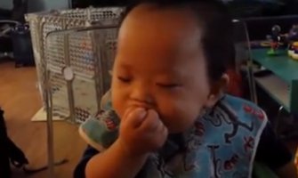 Pogledajte kako se ova beba bori sa snom (VIDEO)