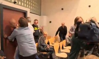 Otac stolicom gađao sudiju zbog blage kazne ubici njegove ćerke (VIDEO)