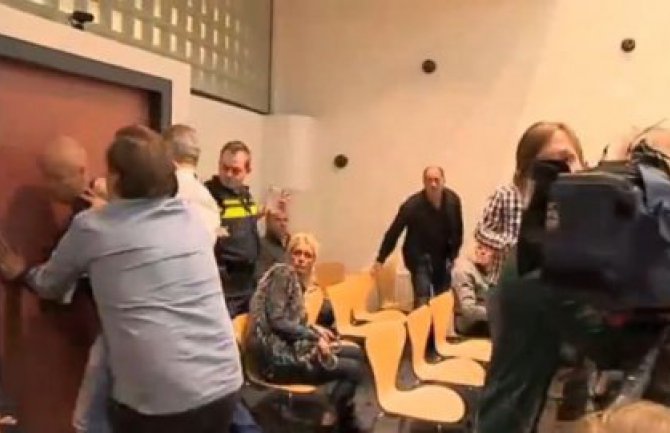 Otac stolicom gađao sudiju zbog blage kazne ubici njegove ćerke (VIDEO)