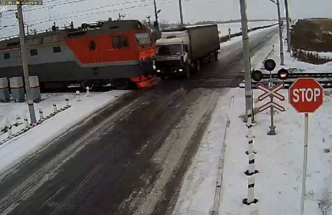 Stravičan udes kamiona i dva voza (VIDEO)