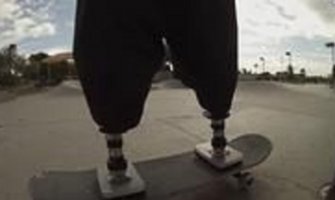 On nema obje noge, ali je naučio da vozi skejt! (VIDEO)