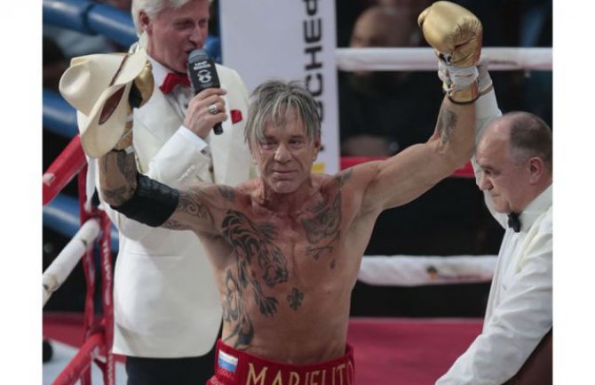 Miki Rurk pobijedio 33 godine mlađeg profesionalnog boksera