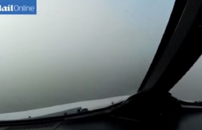 VIDEO KOJI LEDI KRV: Pogledajte kako izgleda slijtanje aviona po gustoj magli