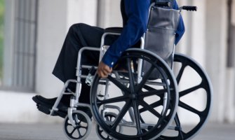 Muškarac u invalidskim kolicima preticao automobile (VIDEO)