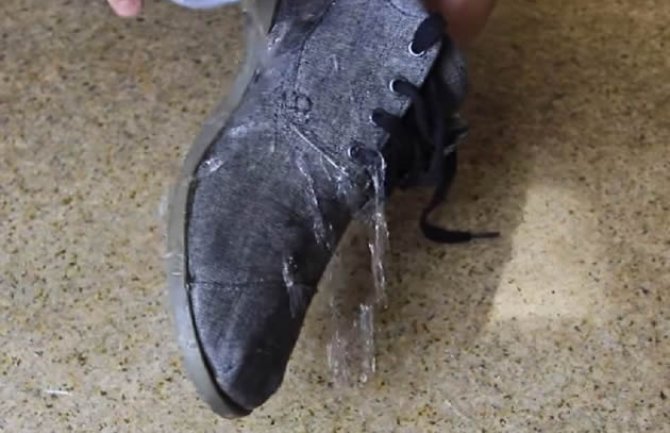 Kako da vaše cipele postanu nepromočive! (VIDEO)
