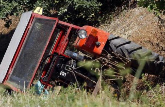 Prevrnuo se traktor u šumi, stradali otac i sin