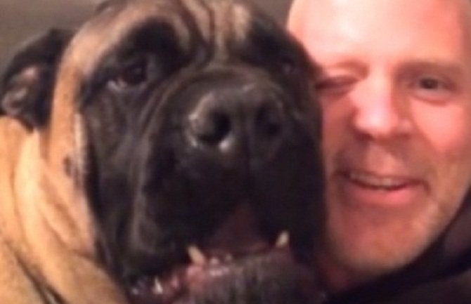 Ovaj pas će sve uraditi samo da ućutka svog gazdu da ne pjeva više ( Video )