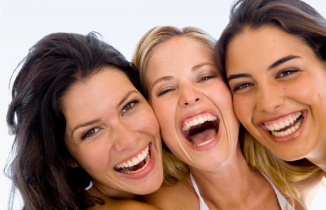 Žene se smiju osam puta češće od muškaraca