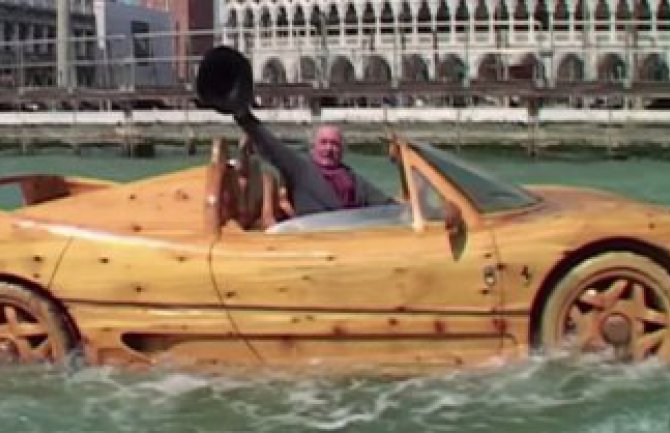 Drveni Ferari krstari Venecijom (VIDEO)
