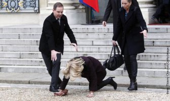 Danska premijerka pala po izlasku iz Jelisejske palate