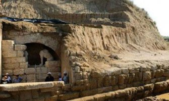 U misterioznoj grobnici u Amfipolisu pronađeno pet skeleta