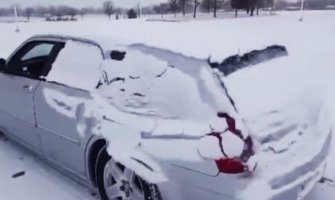 Evo kako brzo da očistite snijeg sa automobila (VIDEO)