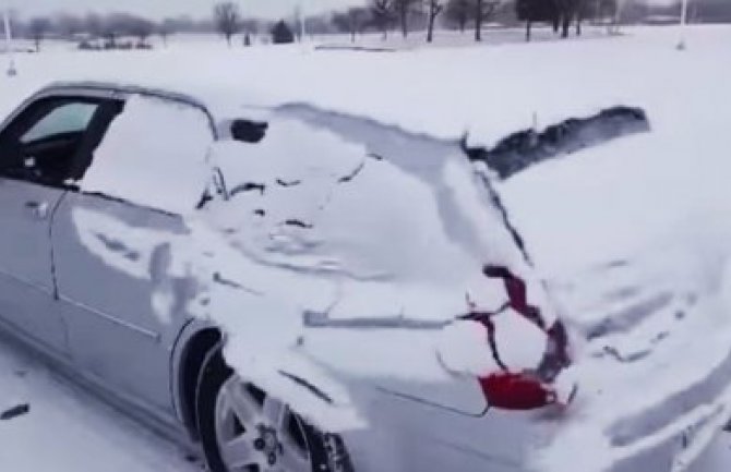 Evo kako brzo da očistite snijeg sa automobila (VIDEO)