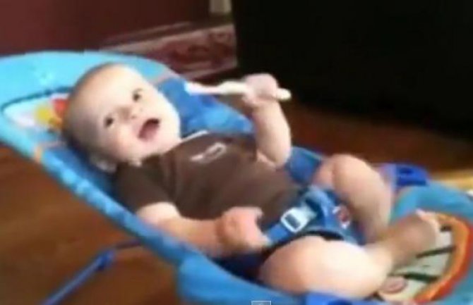Hiperaktivna beba radi trbušnjake (VIDEO)