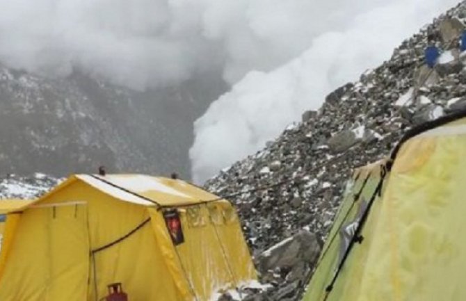 Stravičan snimak smrtonosne lavine na Everestu (Video)