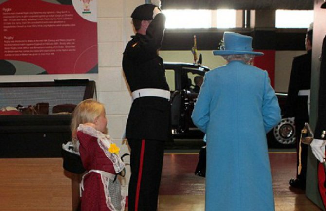 Djevojčica upoznala kraljicu i dobila šamar(VIDEO)