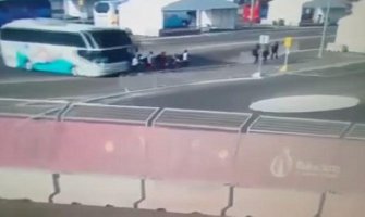 Autobus pregazio plivačice, jedna u komi