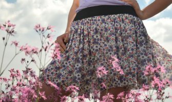 Suknja cvjetnog printa i jednostavna pamučna majica