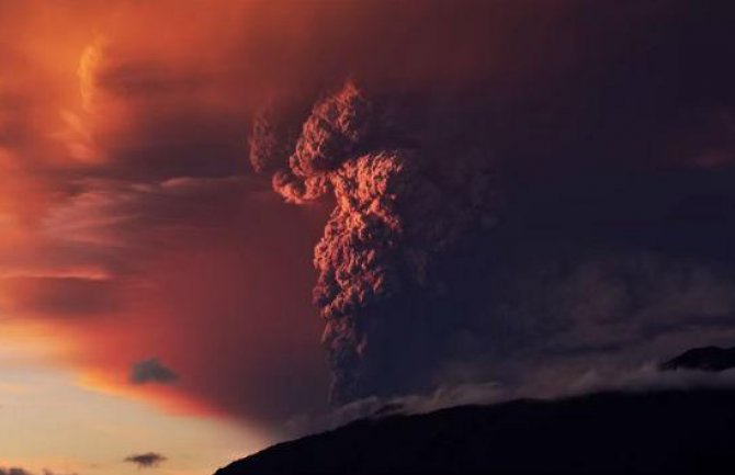 Veličanstveni snimak vulkanske erupcije(VIDEO)