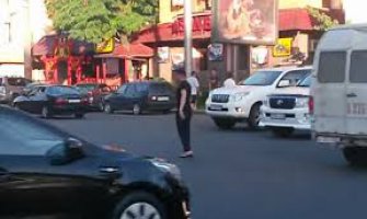 Pakvareni semafor izazvao haos na raskrsnici, sve dok se nije pojavio on...(VIDEO)