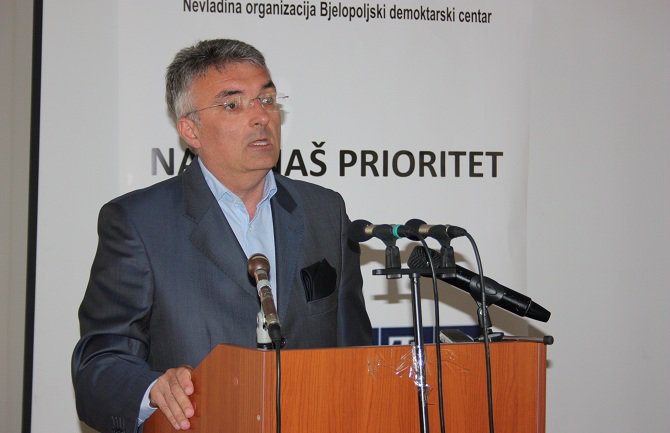 Vlahović Varheljiju: Diskreditovani ste kao evropski komesar, podnesite ostavku