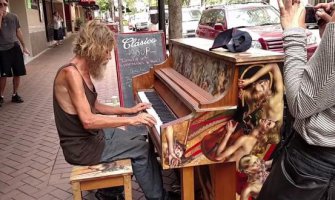Beskućnik oduševio muzičkim talentom (VIDEO)