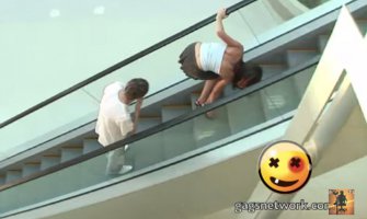 U miniću i bez gaćica na pokretnim stepenicama (VIDEO)