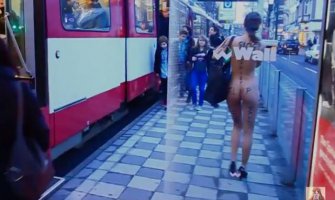  Potpuno gola zgodna žena prošetala gradom i provozala se autobusom (VIDEO)