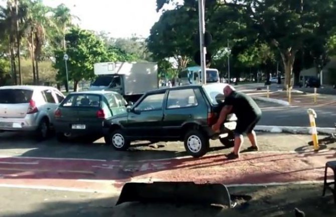Evo kako se biciklista riješio automobila parkiranog na sred staze (VIDEO)