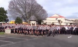 Snažan performans: Učenici plesali na sahrani profesora