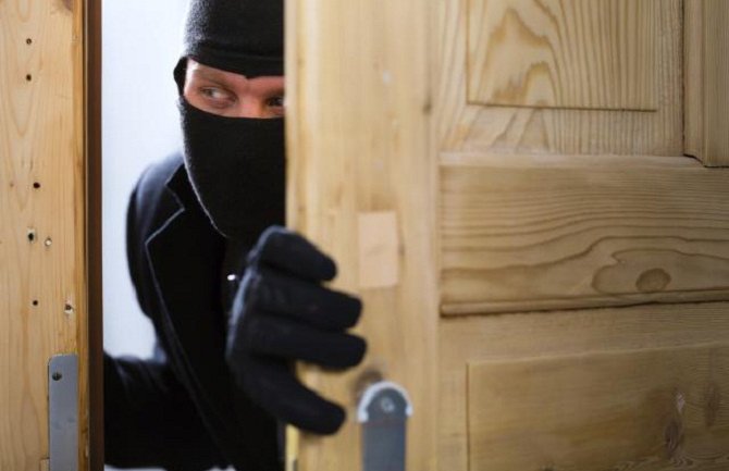 Kako se ponašati kad u kući sretnete provalnika?