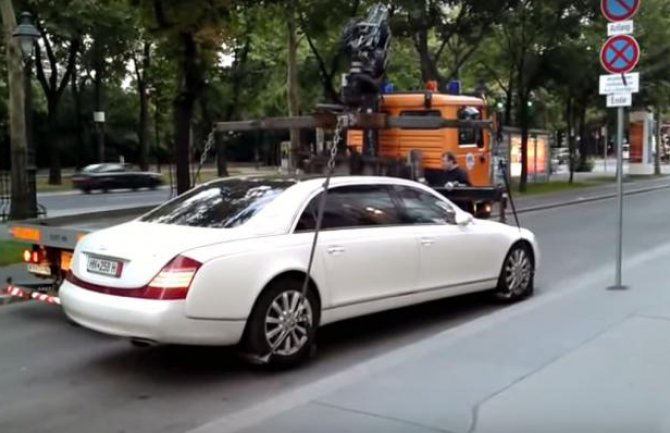 Neuspjeli pokušaj odnošenja nepropisno parkiranog Maybacha(VIDEO)