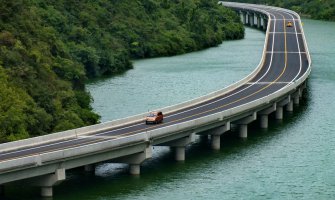 Nevjerovatno arhitektonsko čudo: Kinezi napravili autoput na vodi (FOTO)