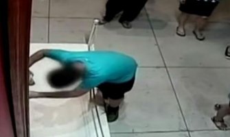 Dječak se sapleo u muzeju i oštetio sliku vrijednu 1,5 miliona dolara (VIDEO)