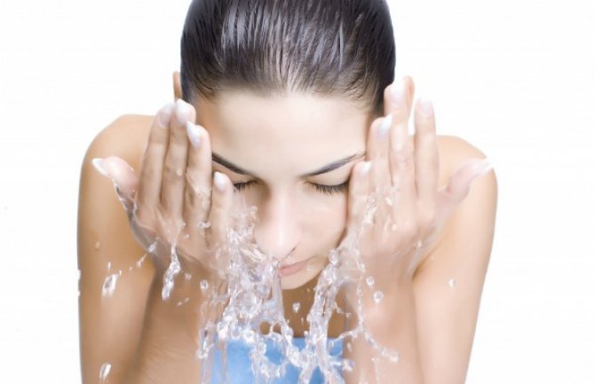 Da li je umivanje tokom tuširanja dobro za vaše lice?