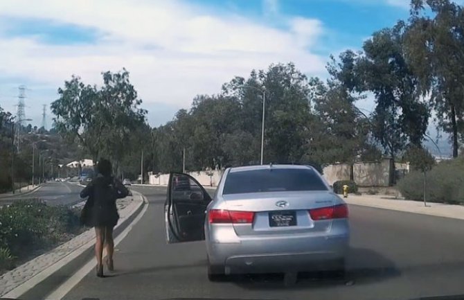 Izašla iz automobila u pokretu i napravila haos (VIDEO)