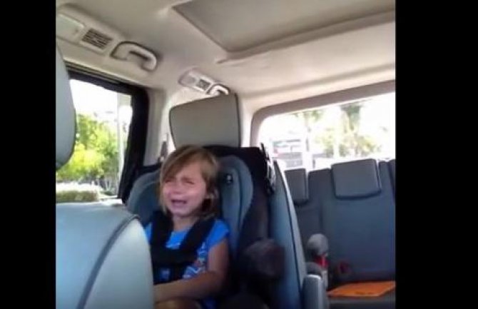 Pogledajte kako je djevojčica reagovala kada je čula da je pjevač oženjen (VIDEO)