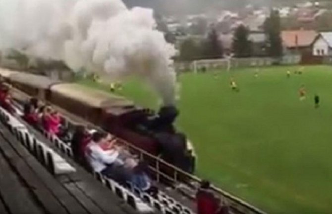 Slovačka: Voz prolazi kroz fudbalski teren za vrijeme utakmice(VIDEO)