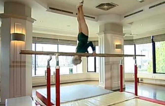 Najstarija gimnastičarka na svijetu pravi čuda na razboju! (VIDEO)