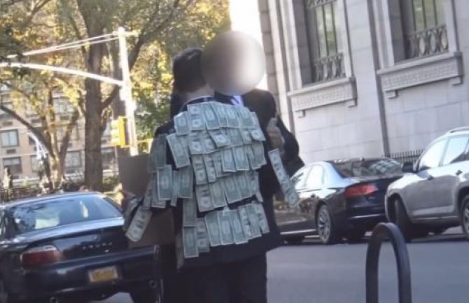   Oblijepio se novčanicama i nudio ih ljudima:  Iznenadićete se ko je najviše uzeo (VIDEO)