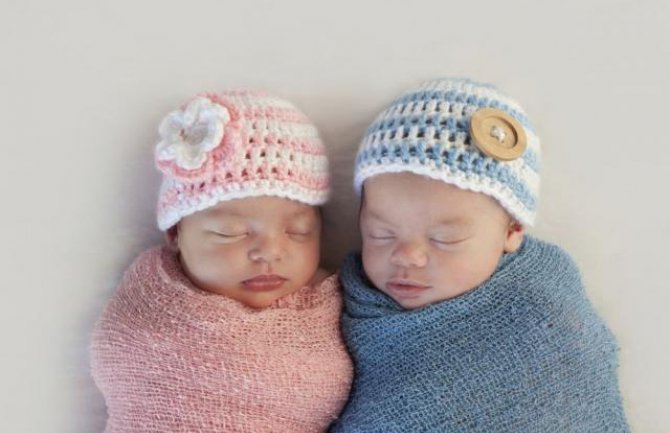 Naučnici pronašli objašnjenje zašto starije žene rađaju blizance: U tijelu vremenom raste nivo hormona koji stimuliše jajnike